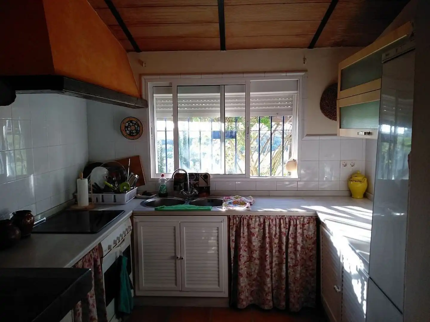 Cuina de Casa o xalet en venda en Sanlúcar la Mayor amb Aire condicionat, Calefacció i Jardí privat