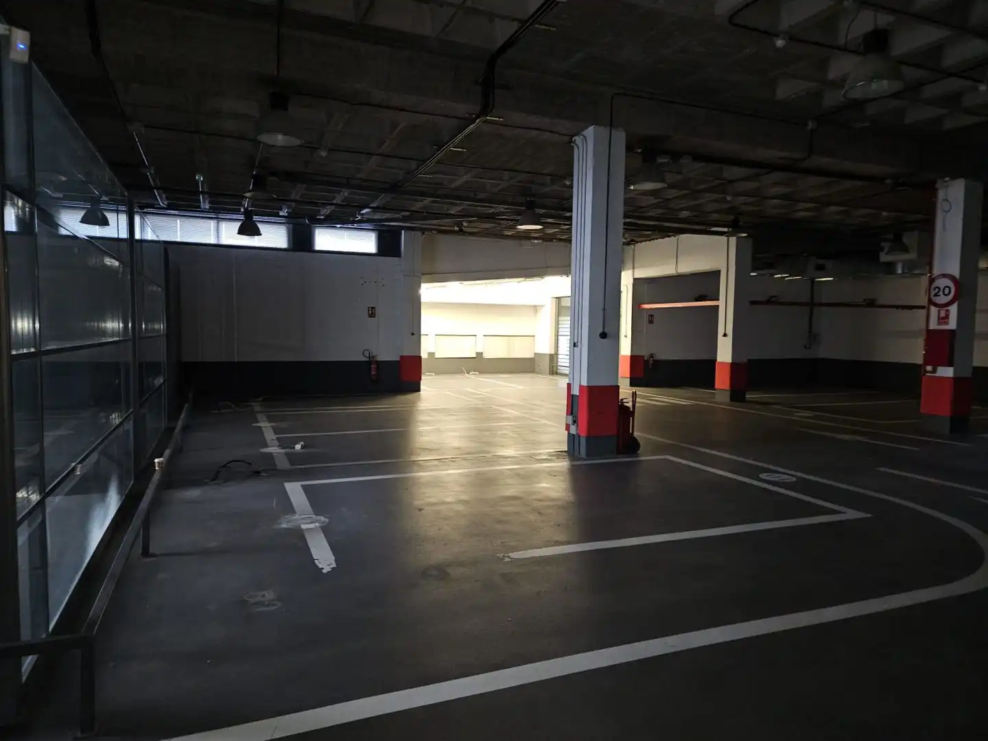 Parkplatz von Fabrikhallen zum Verkauf in Alcobendas