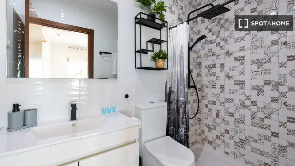 Bany de Apartament per a compartir en Rincón de la Victoria amb Aire condicionat, Terrassa i Moblat