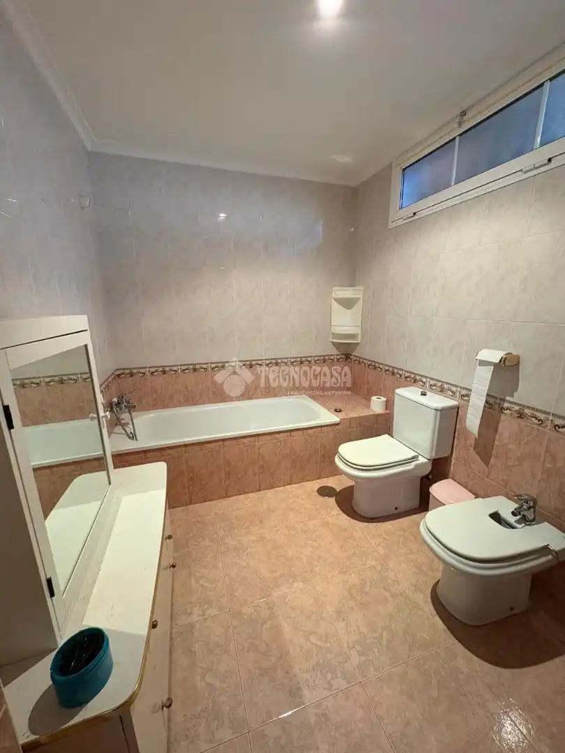 Baño de Casa adosada en venta en La Rinconada con Piscina y Amueblado