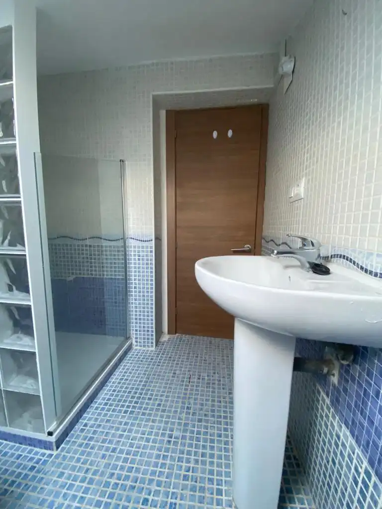 Bany de Casa o xalet en venda en Casarrubios del Monte amb Jardí privat, Piscina i Moblat