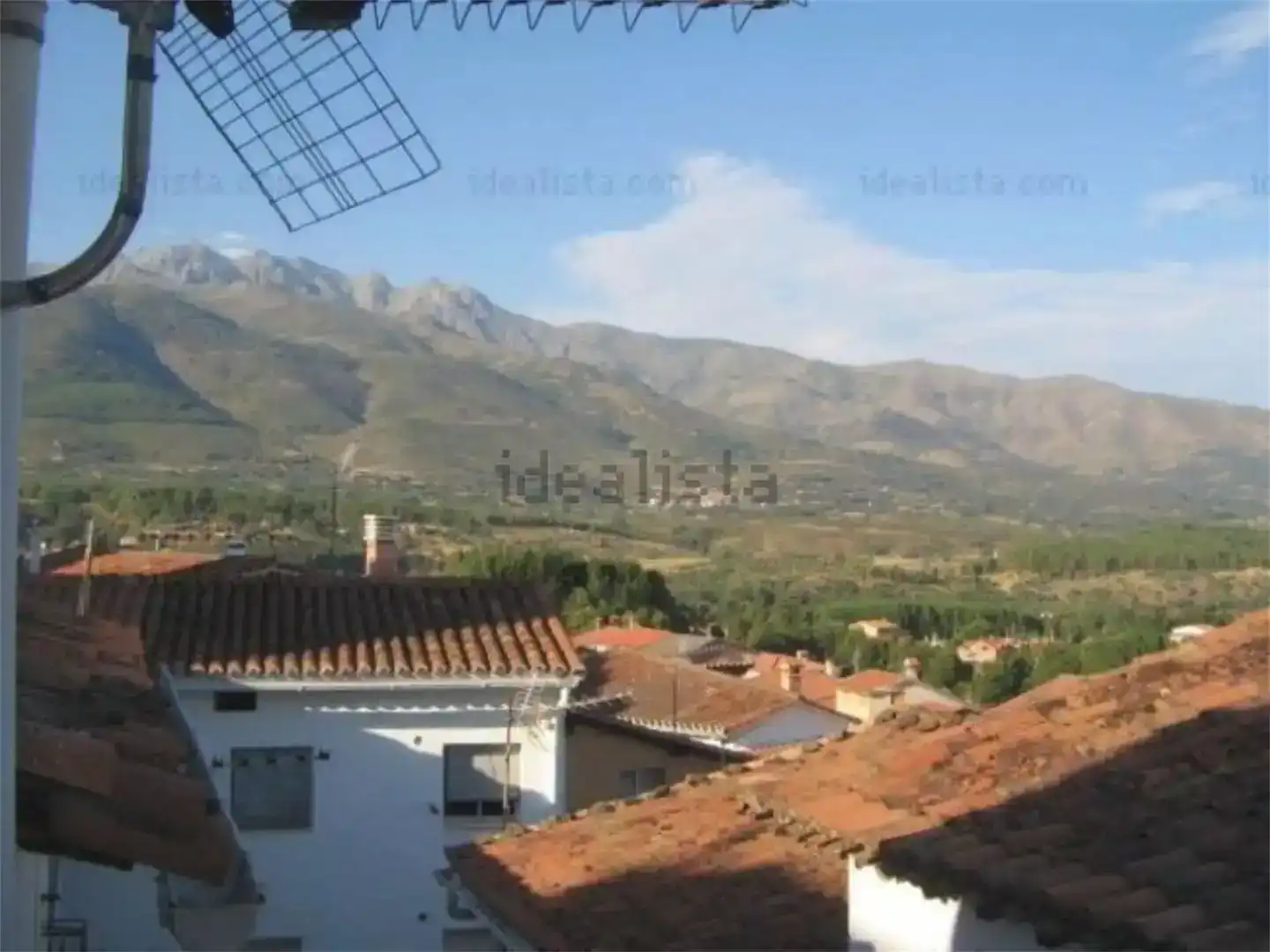 Vista exterior de Casa adosada en venda en Madrigal de la Vera amb Aire condicionat