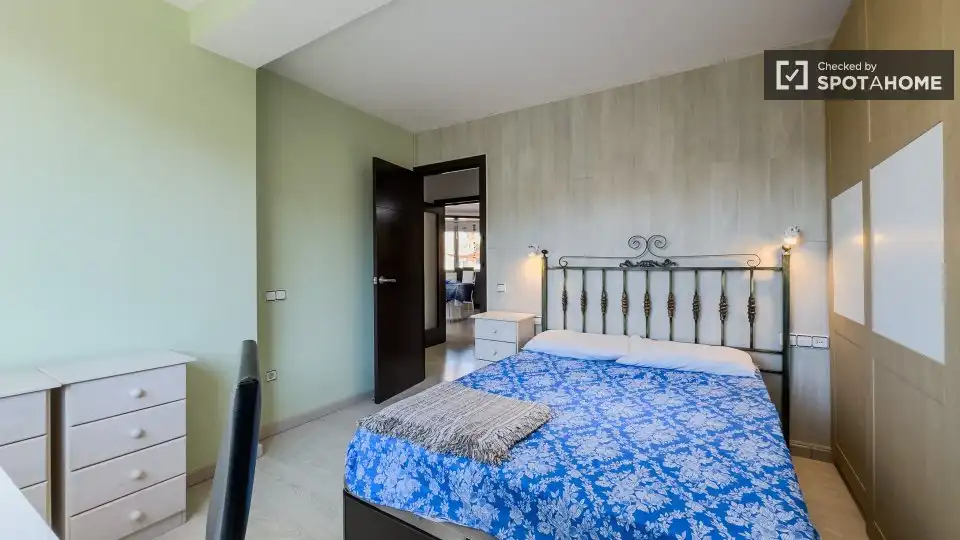 Bedroom of Flat for share in Barcelona  with Air Conditioner, Heating and Furnished