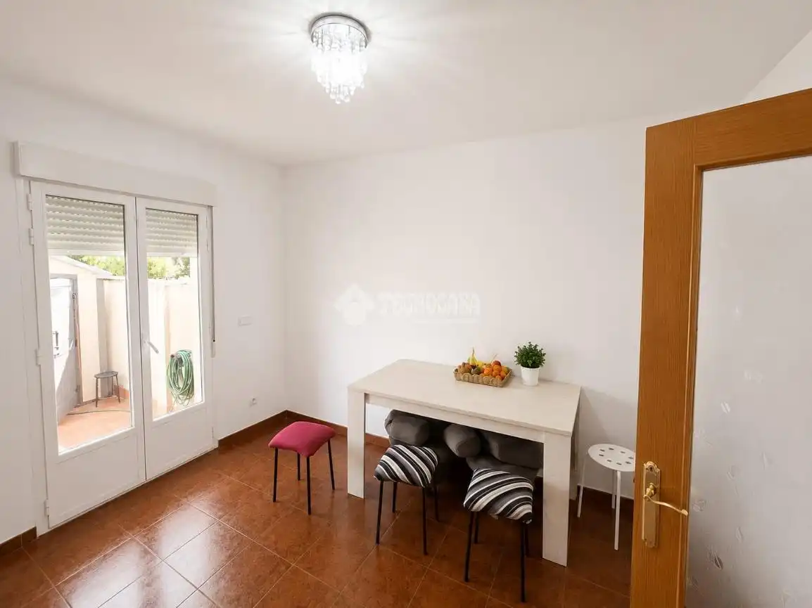 Esszimmer von Einfamilien-Reihenhaus zum Verkauf in Calera y Chozas mit Klimaanlage und Heizung