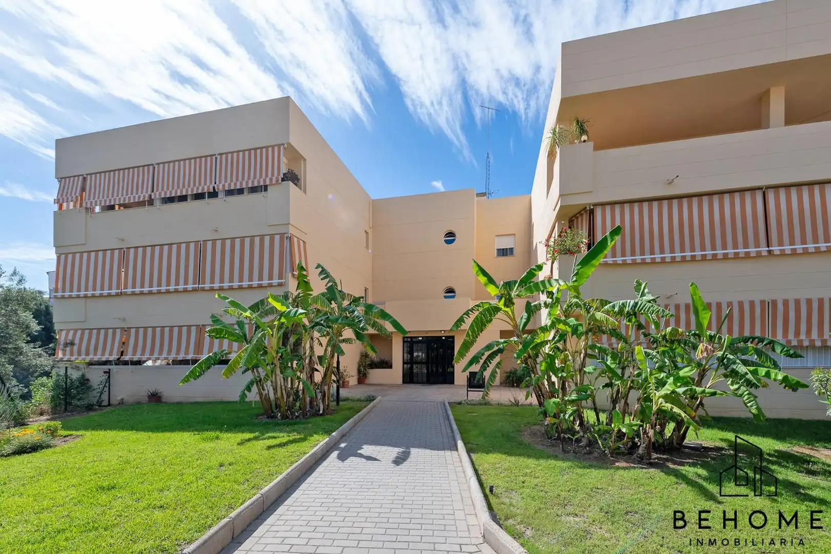 Vista exterior de Piso en venta en Rincón de la Victoria con Trastero y Piscina comunitaria