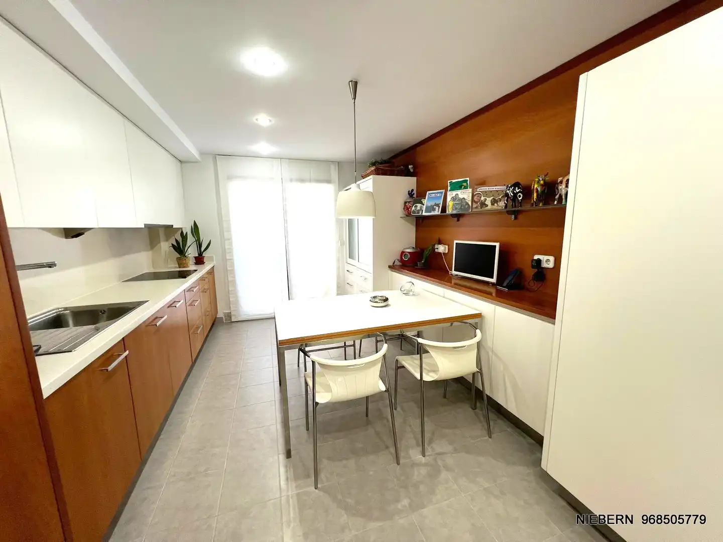 Wohnung zur Miete in Avenida Reina Victoria Eugenia, Alameda