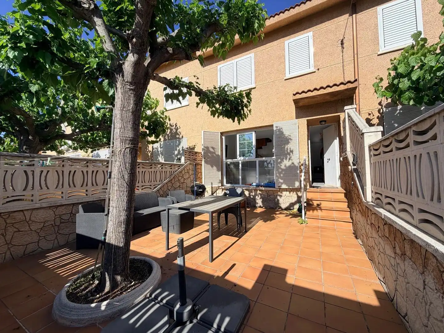 Vista exterior de Casa adosada en venda en Cunit amb Jardí privat, Terrassa i Traster