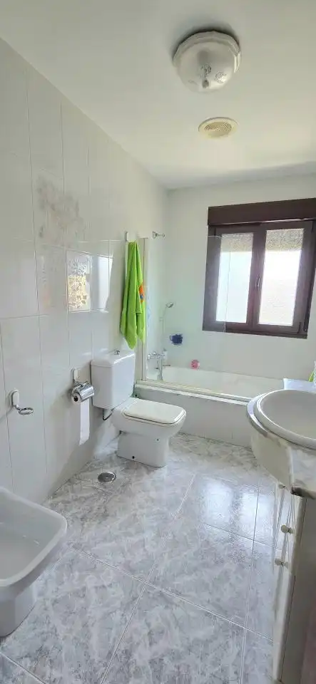 Bany de Casa o xalet en venda en Vilagarcía de Arousa amb Calefacció, Jardí privat i Terrassa