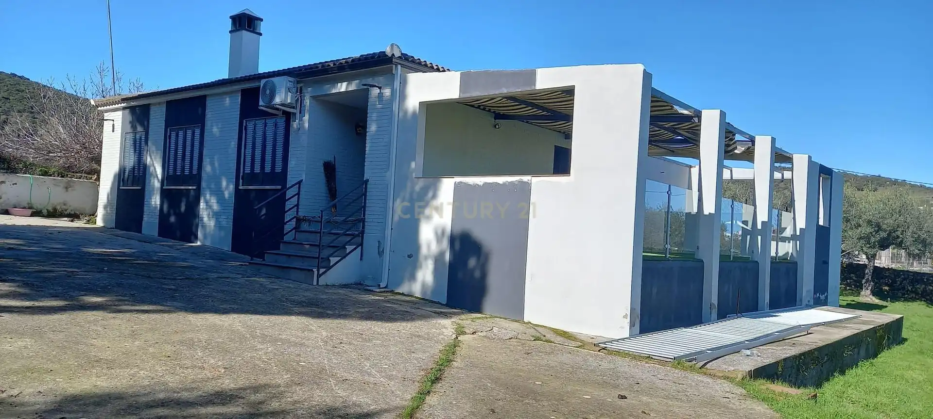 Vista exterior de Casa o xalet en venda en Sierra de Fuentes amb Jardí privat i Moblat