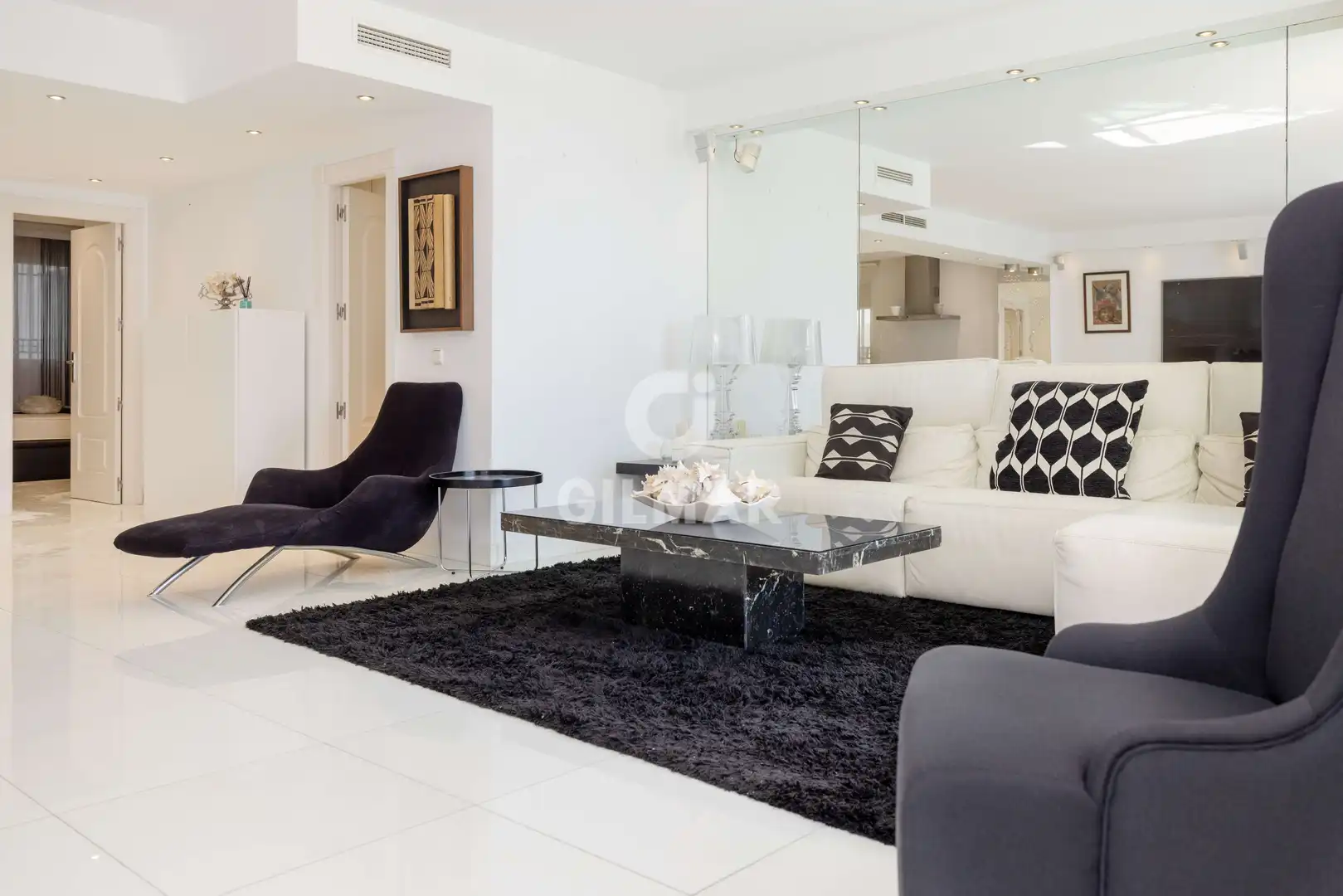 Sala d'estar de Apartament en venda en Marbella amb Calefacció, Jardí privat i Traster