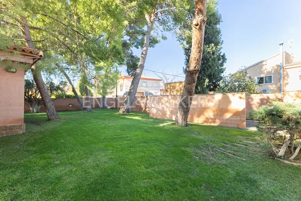 Garden of Houses for sale in La Pobla de Vallbona  with Air Conditioner, Heating and Private garden