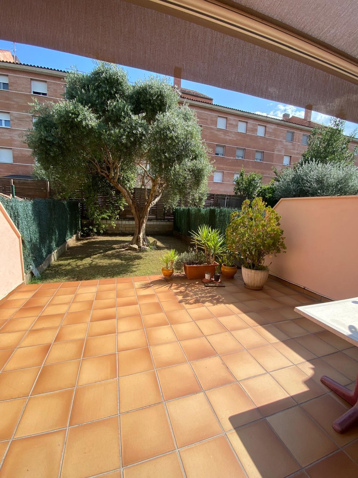 Jardí de Casa adosada en venda en Salt amb Aire condicionat, Calefacció i Jardí privat