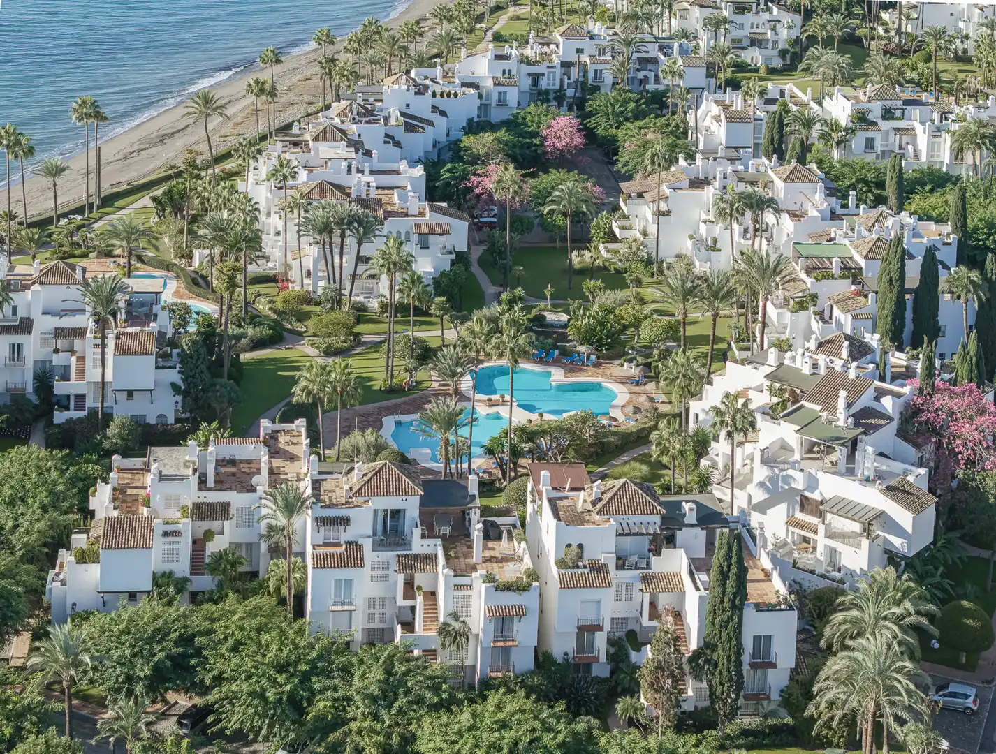 Vista exterior de Planta baixa en venda en Estepona amb Aire condicionat, Calefacció i Jardí privat