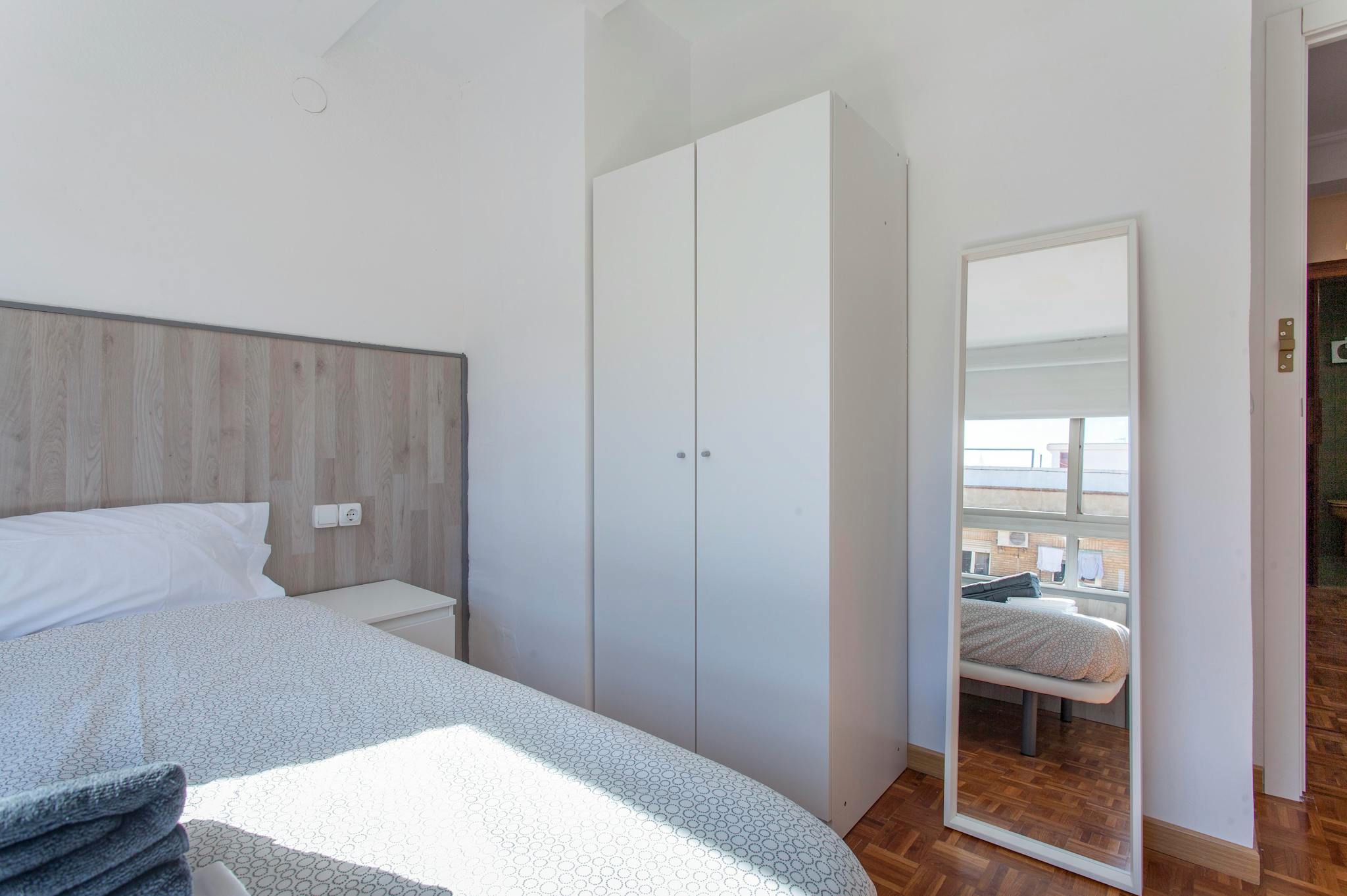 Bedroom of Flat to share in  Valencia Capital  with Air Conditioner, Heating and Furnished