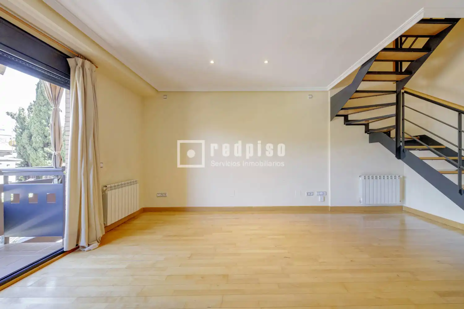 Living room of Duplexes for sale in Pozuelo de Alarcón  with Air Conditioner, Heating and Private garden