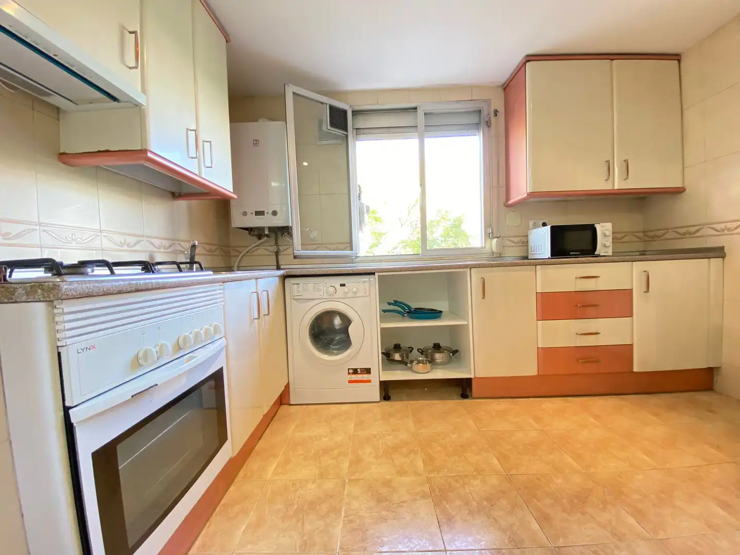 Room in Calle Pico de Alba, 1, Palomeras Bajas