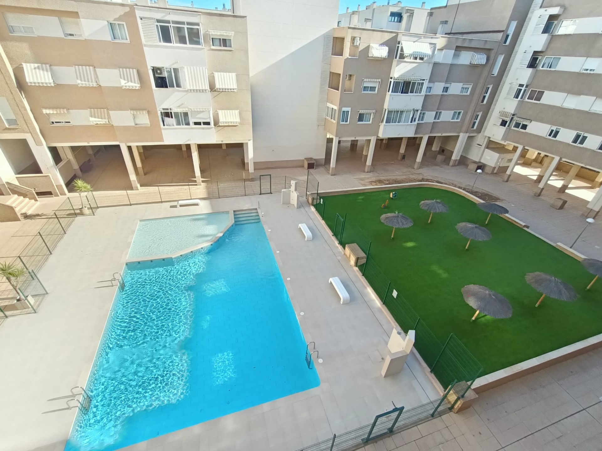 Piscina de Pis en venda en Alicante / Alacant amb Aire condicionat, Traster i Moblat