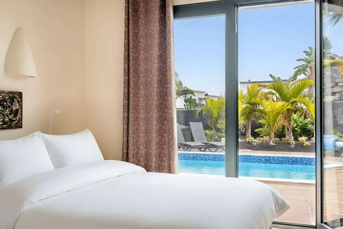 Dormitori de Casa o xalet en venda en Yaiza amb Piscina i Moblat