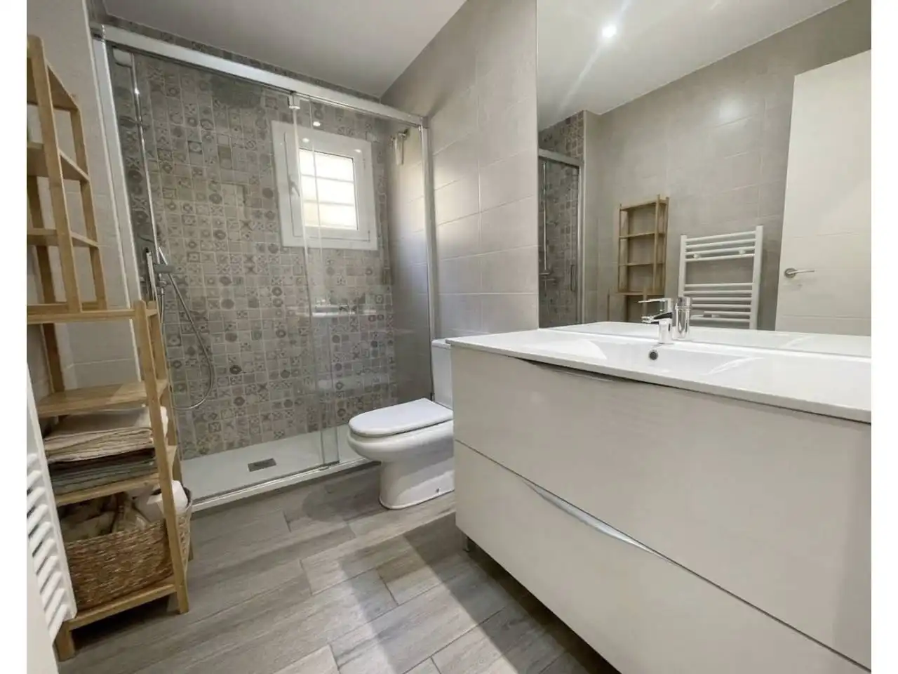Badezimmer von Einfamilien-Reihenhaus zum Verkauf in Granollers mit Klimaanlage, Heizung und Privatgarten