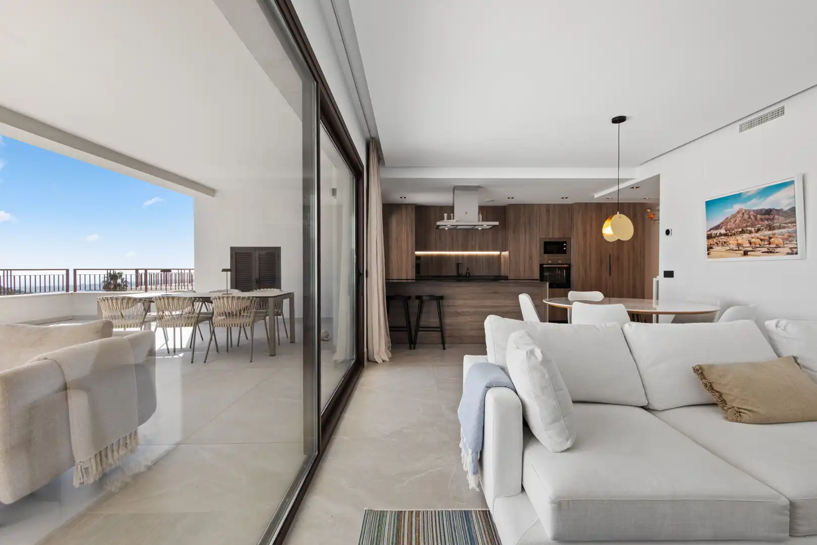 Sala de estar de Apartamento en venta en Istán con Aire acondicionado, Terraza y Piscina