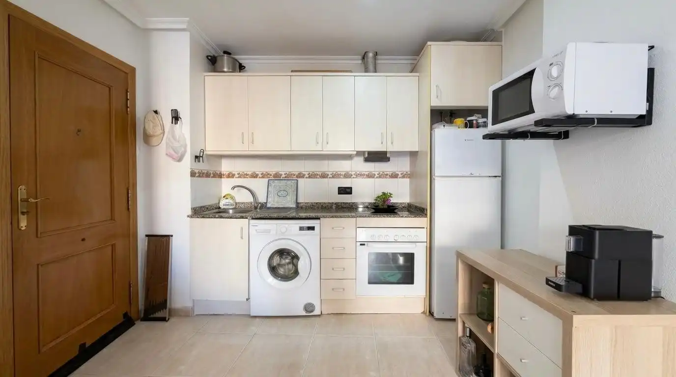 Cuina de Apartament de lloguer en Torrevieja amb Aire condicionat, Calefacció i Terrassa