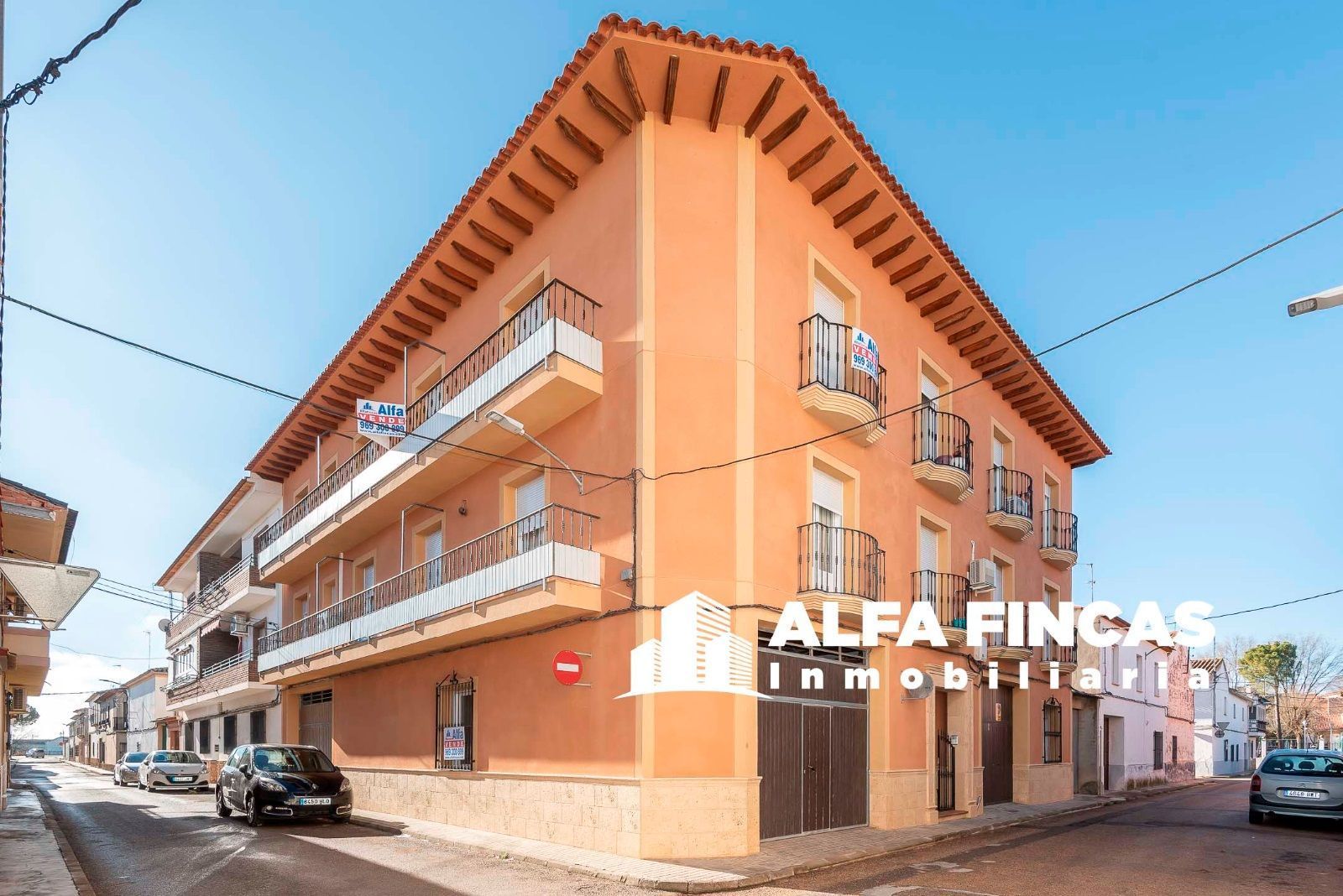 Vista exterior de Pis en venda en San Clemente amb Calefacció, Terrassa i Balcó