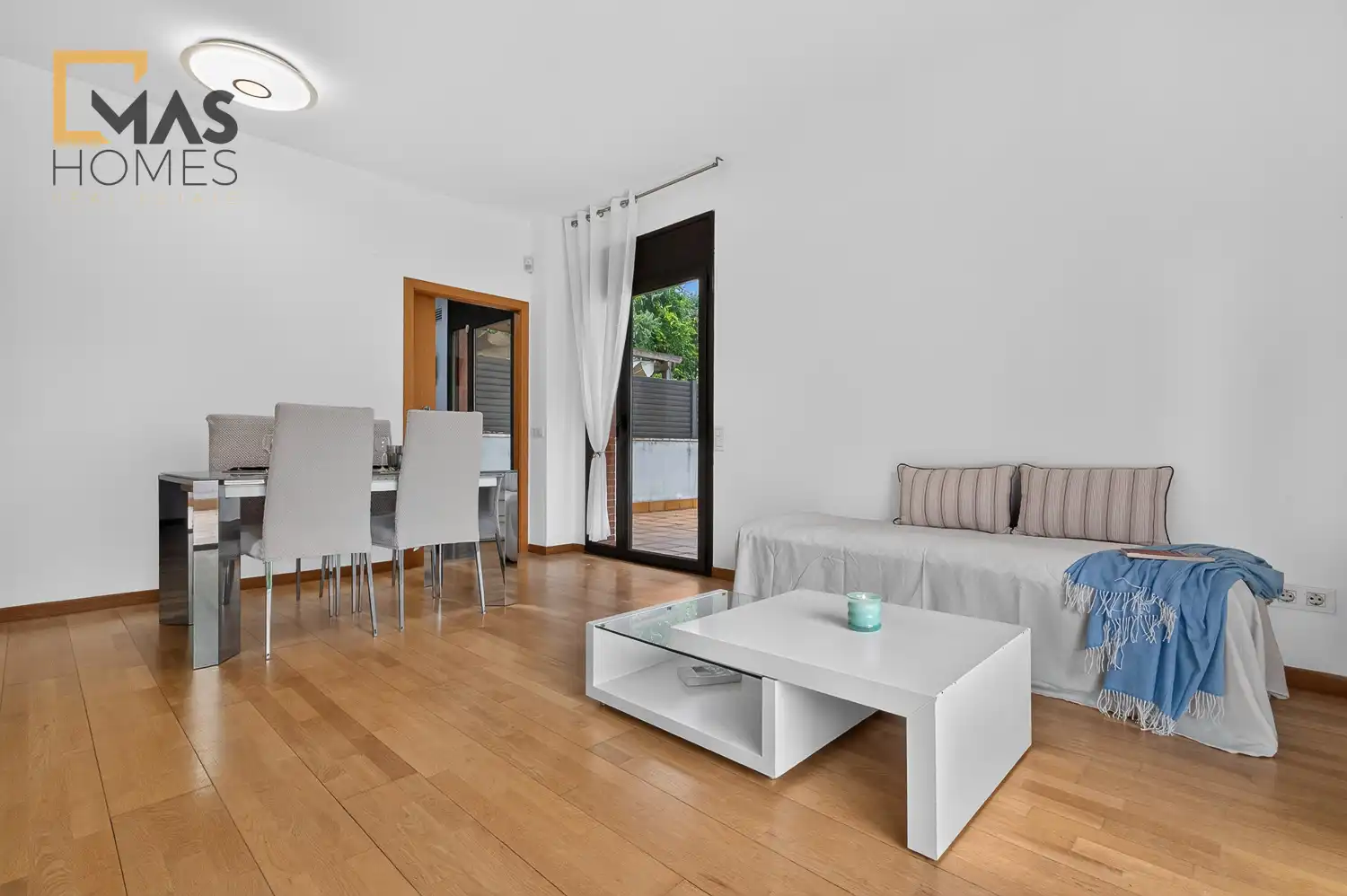 Sala d'estar de Pis en venda en Sant Cugat del Vallès amb Calefacció, Jardí privat i Parquet