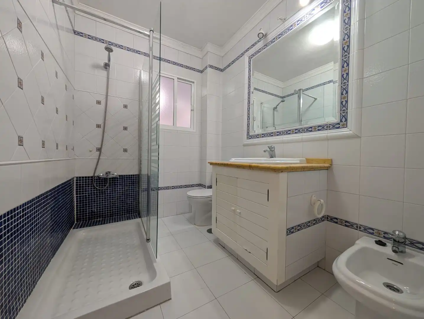 Baño de Piso en venta en Huelva con Aire acondicionado