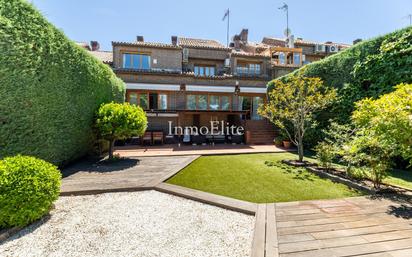 Jardí de Casa adosada en venda en Las Rozas de Madrid amb Aire condicionat i Piscina