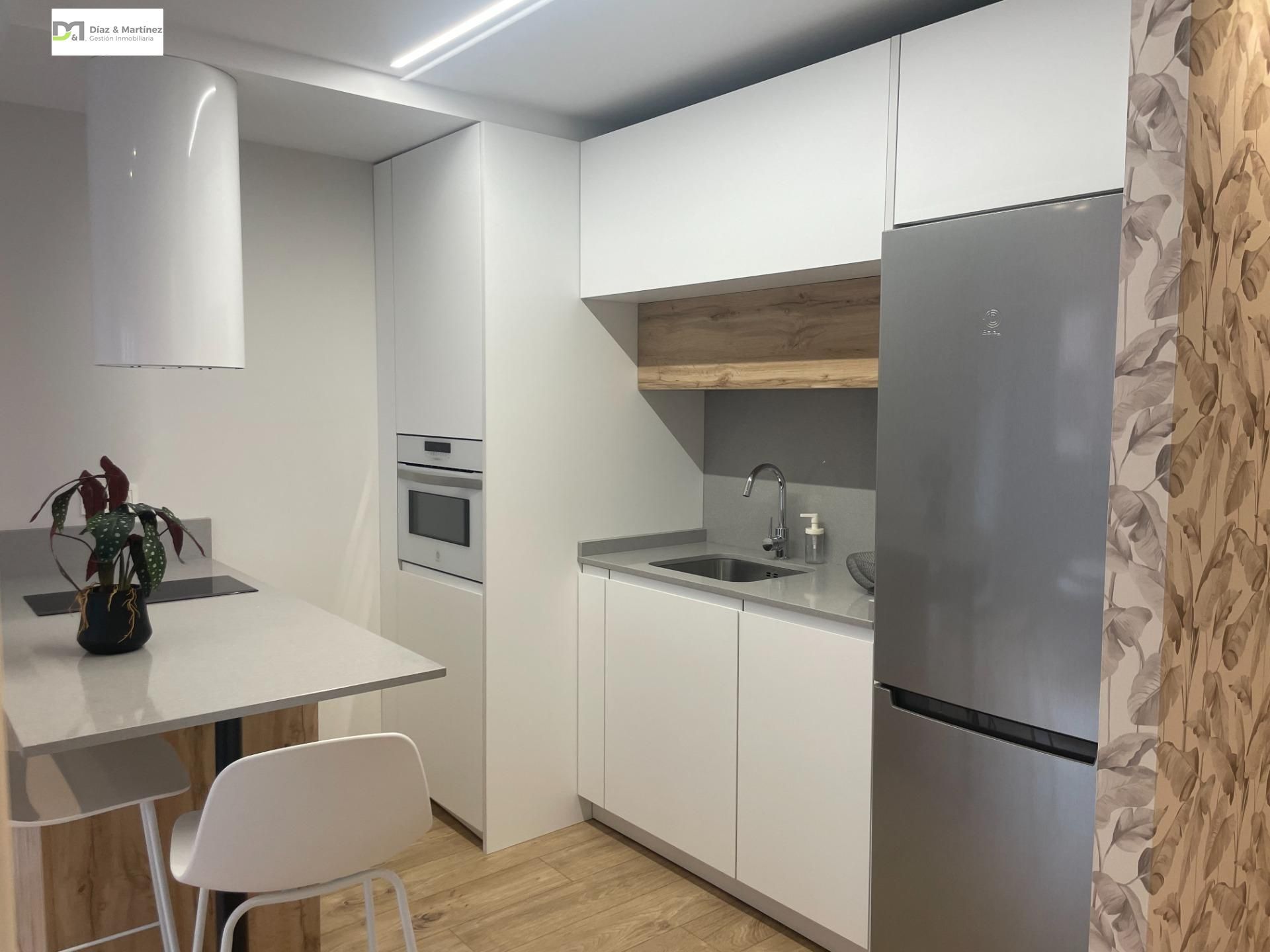 Cuina de Apartament de lloguer en León Capital  amb Calefacció, Parquet i Traster
