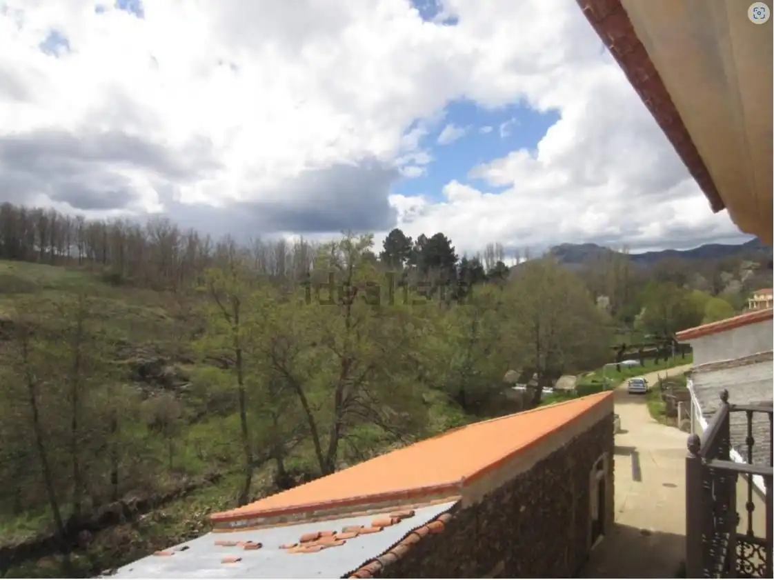 Vista exterior de Casa o xalet en venda en El Cabaco  amb Calefacció, Terrassa i Moblat