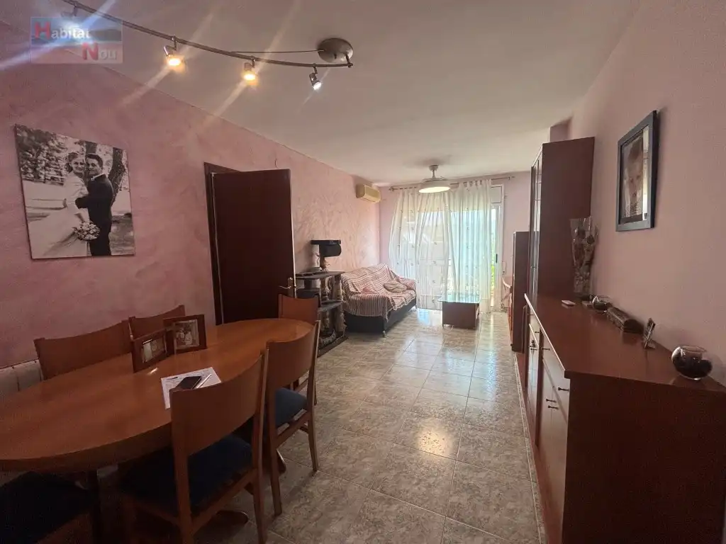 Living room of Flat for sale in La Bisbal del Penedès  with Air Conditioner and Oven