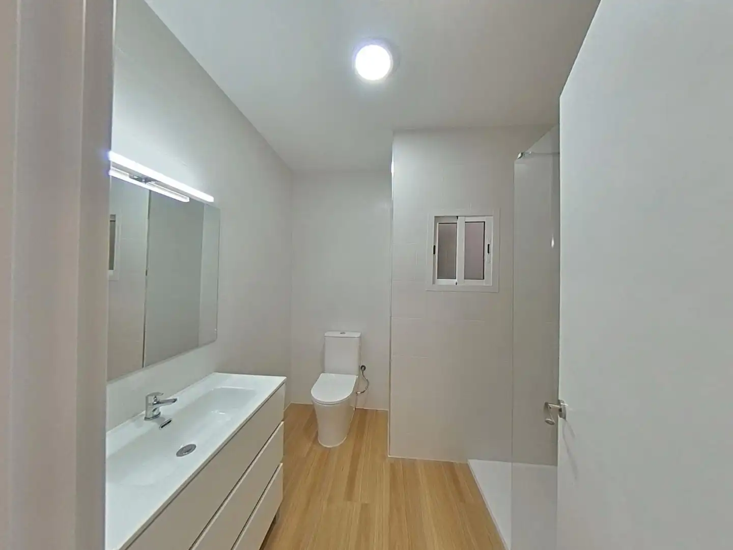 Badezimmer von Einfamilien-Reihenhaus zum Verkauf in El Vendrell mit Privatgarten und Parkett