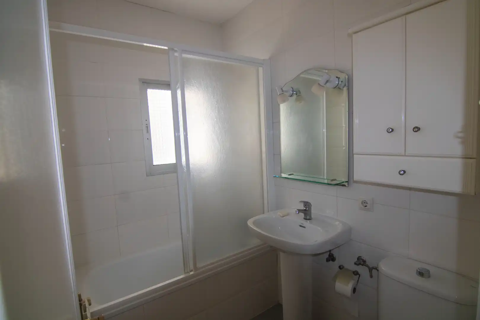 Bathroom of Flat for sale in Madrid  with Terrace, Washing machine and Alarm