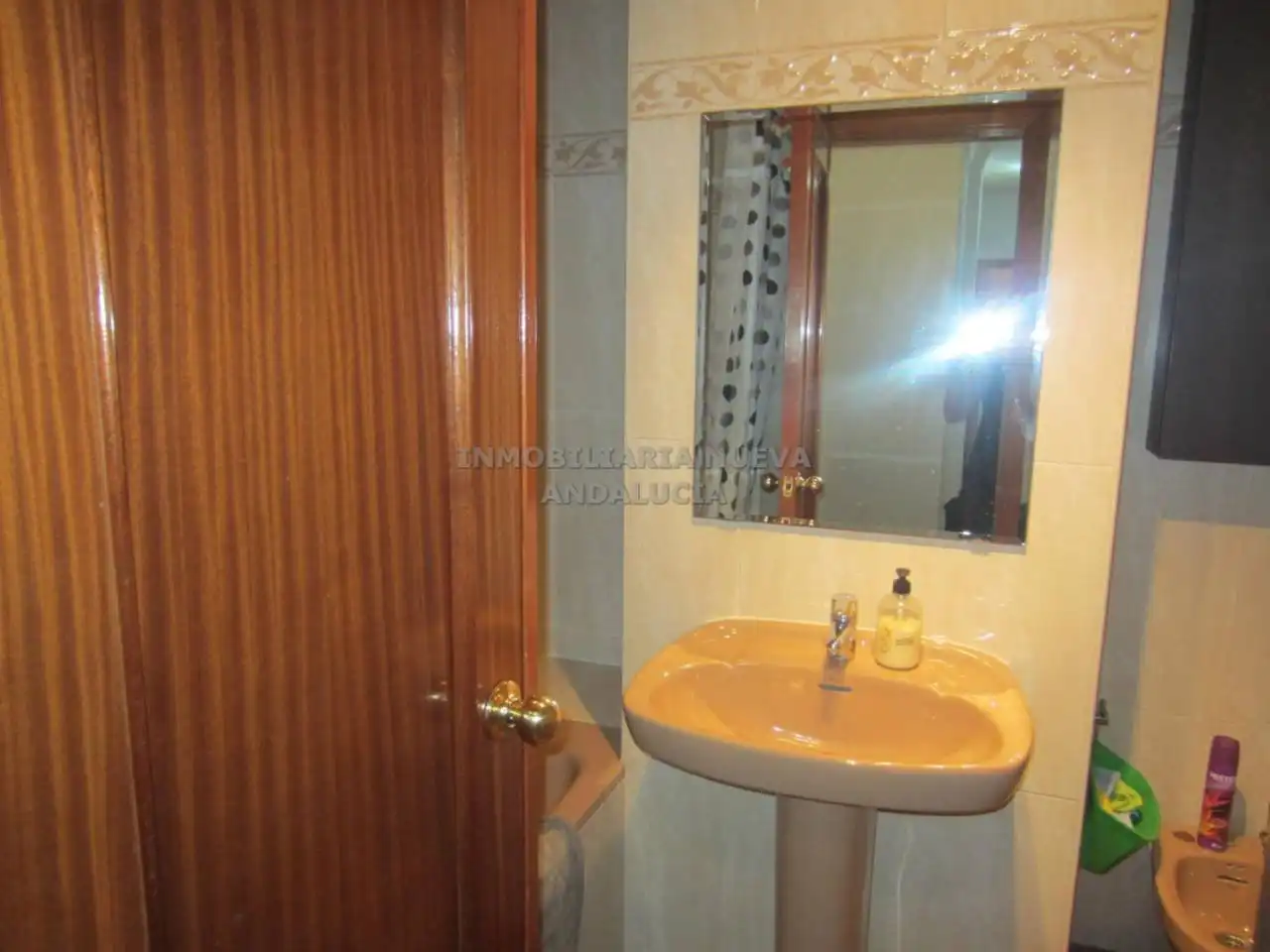 Baño de Piso de alquiler en Almería con Terraza y Amueblado