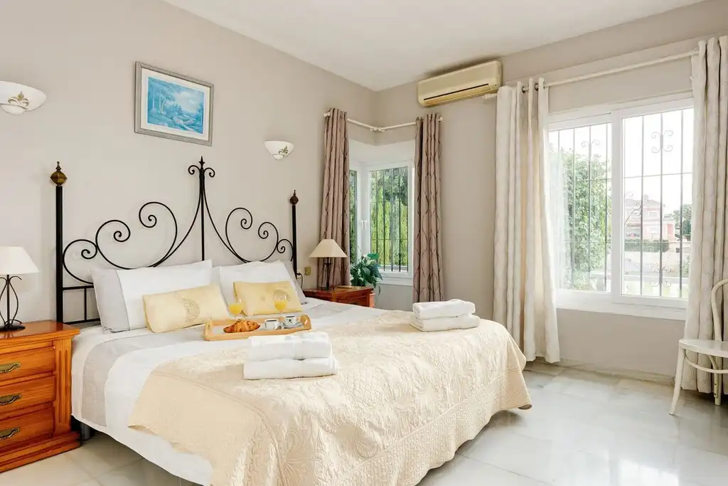 Dormitori de Casa o xalet en venda en Mijas amb Aire condicionat, Jardí privat i Terrassa