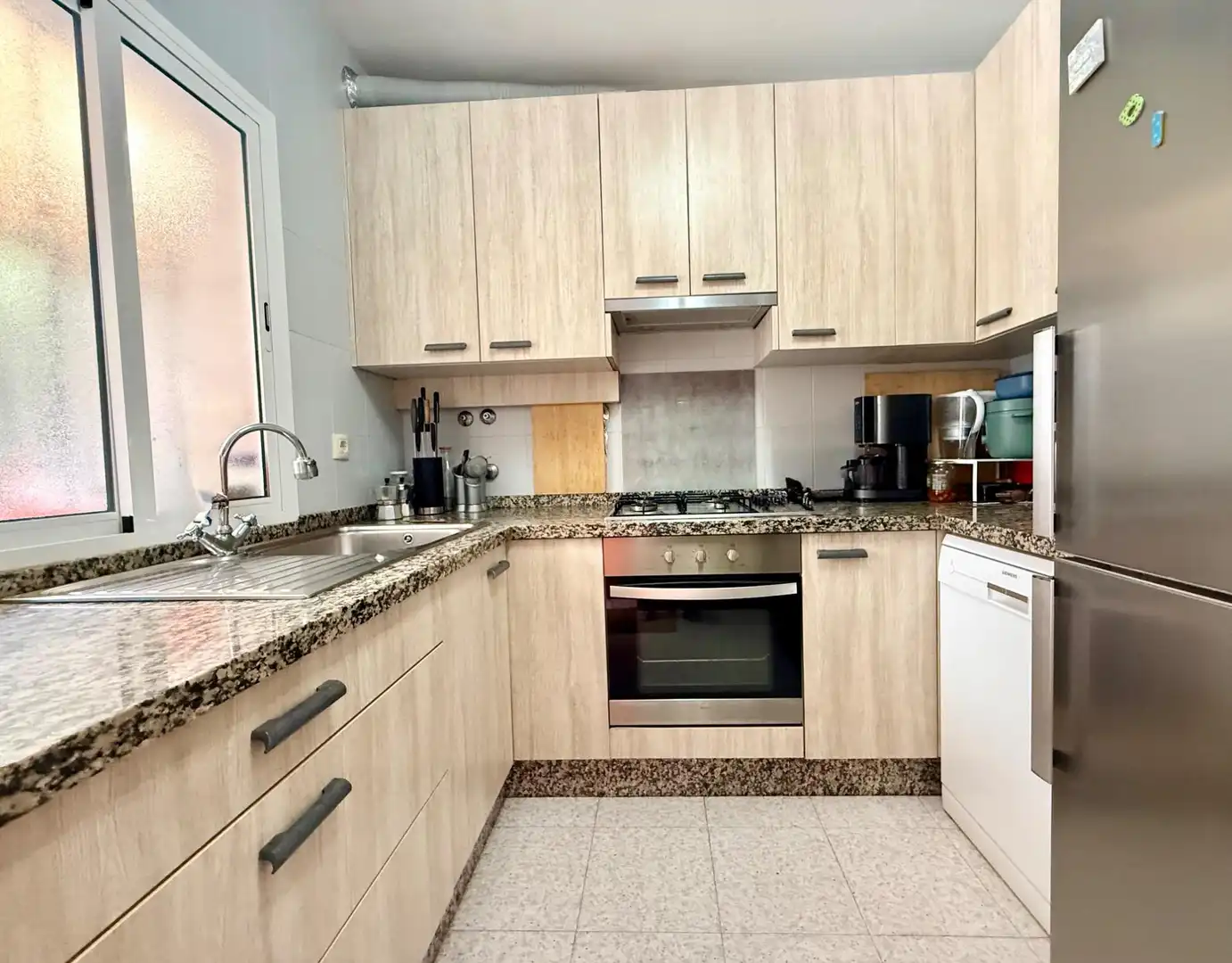 Cuina de Casa adosada en venda en La Rinconada amb Aire condicionat i Traster