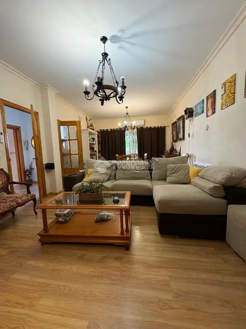 Sala de estar de Casa adosada en venta en La Rinconada con Piscina y Amueblado