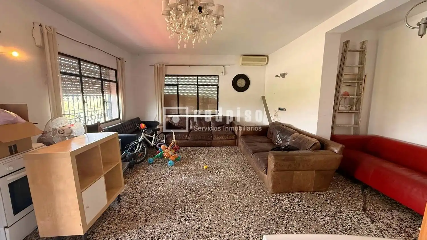 Wohnzimmer von Geschaftsraum zum Verkauf in Coín mit Klimaanlage und Terrasse