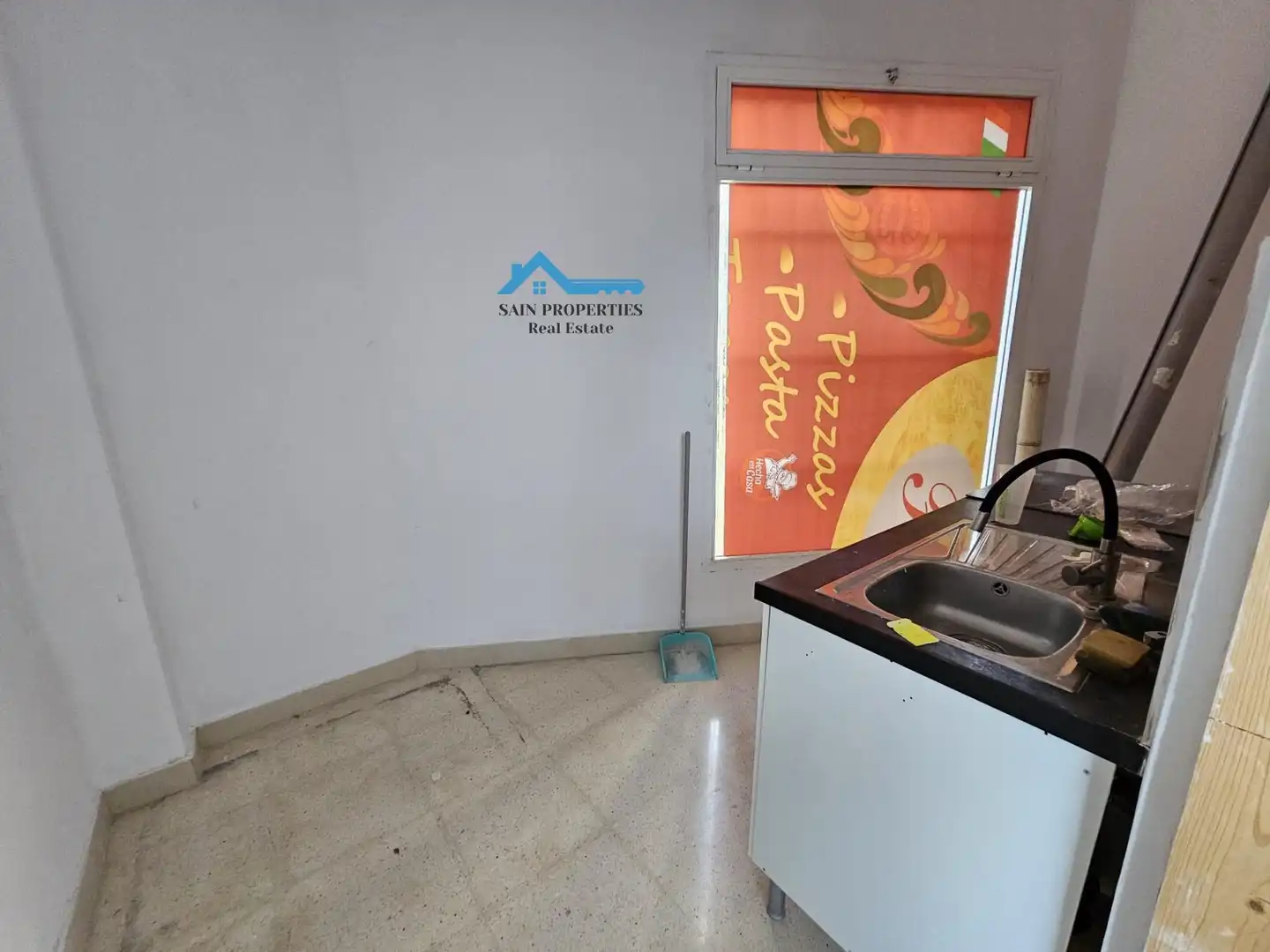 Cocina de Local en venta en La Nucia con Terraza