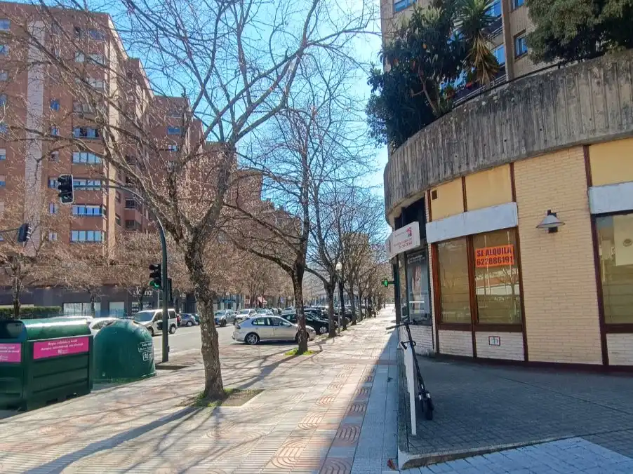 Vista exterior de Local de alquiler en  Pamplona / Iruña
