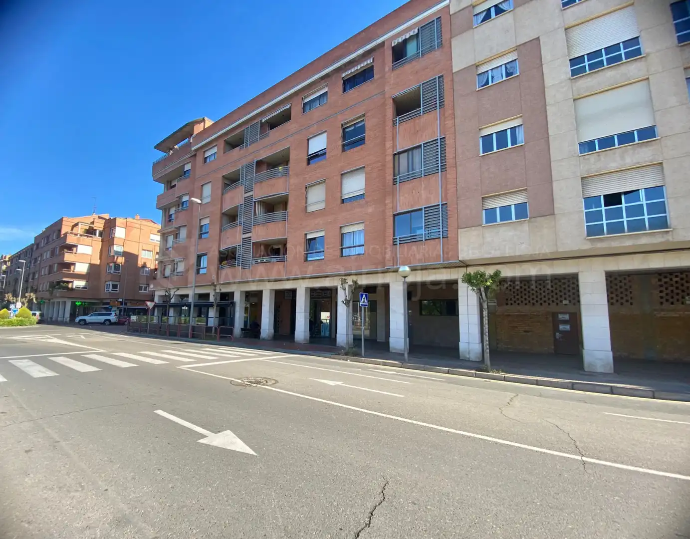 Vista exterior de Local en venta en  Logroño
