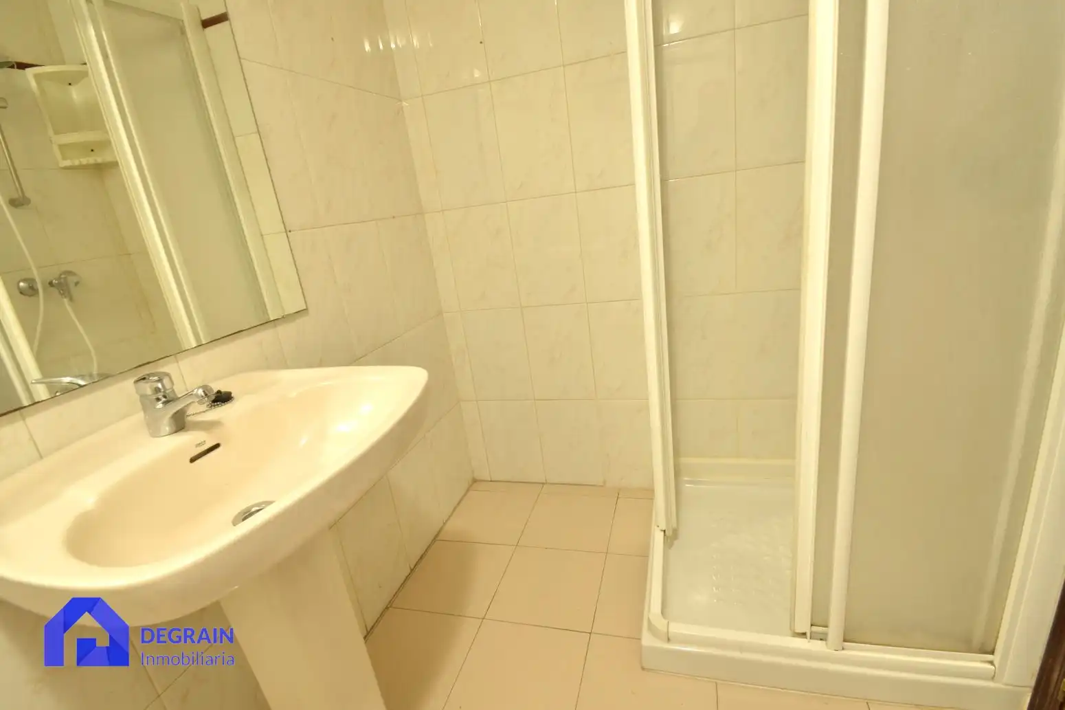 Bany de Pis en venda en Oviedo  amb Traster