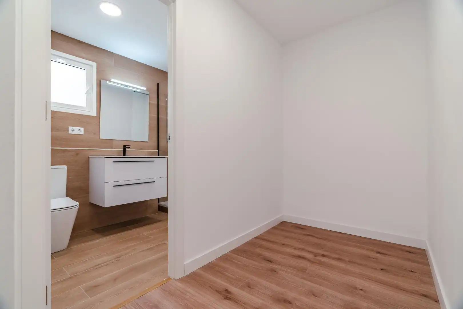 Badezimmer von Wohnung zum Verkauf in Tarragona mit Klimaanlage und Balkon