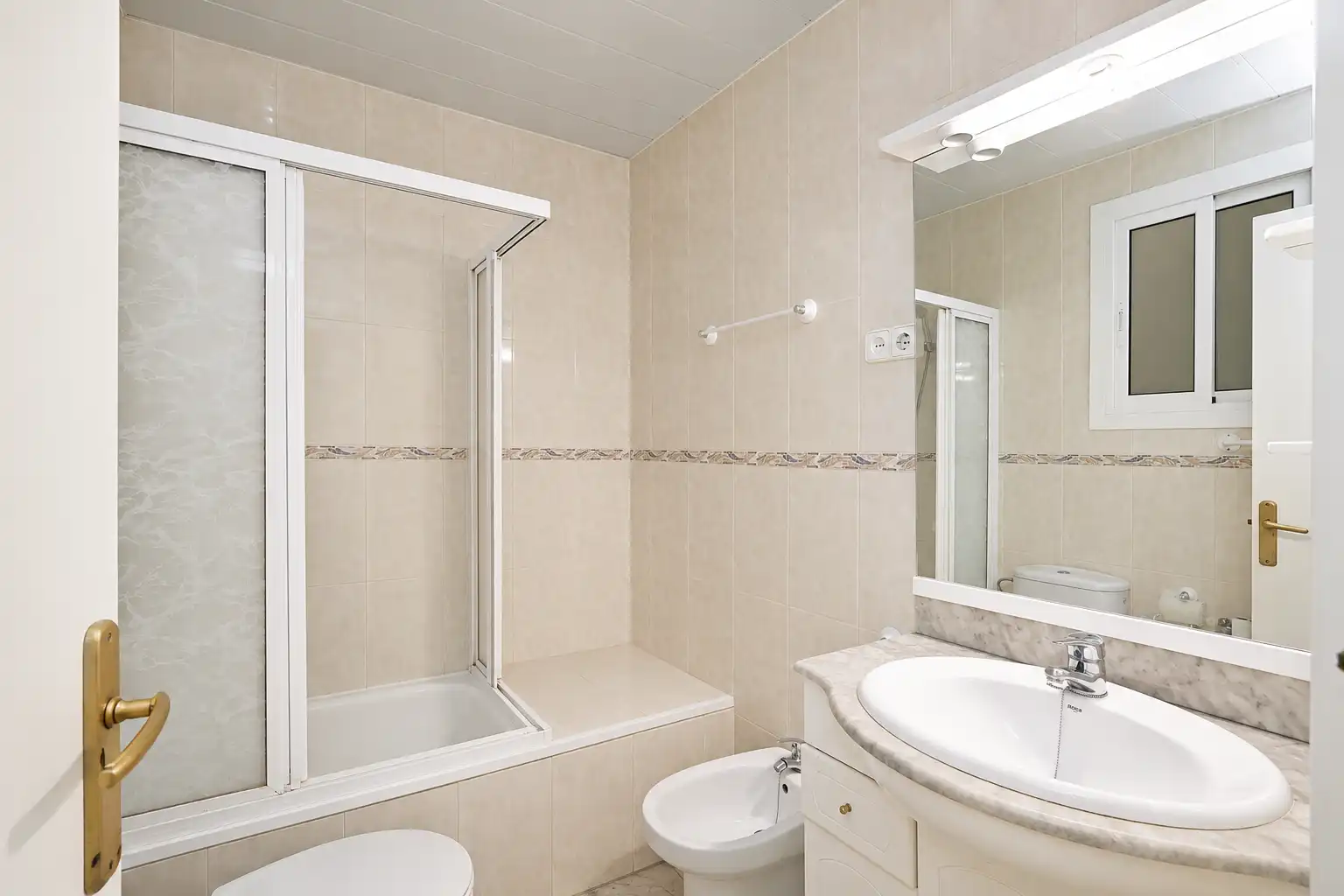 Baño de Piso en venta en Esplugues de Llobregat con Calefacción y Balcón
