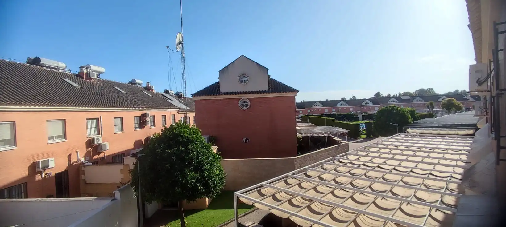 Vista exterior de Casa adosada en venta en Coria del Río con Trastero, Amueblado y Piscina comunitaria