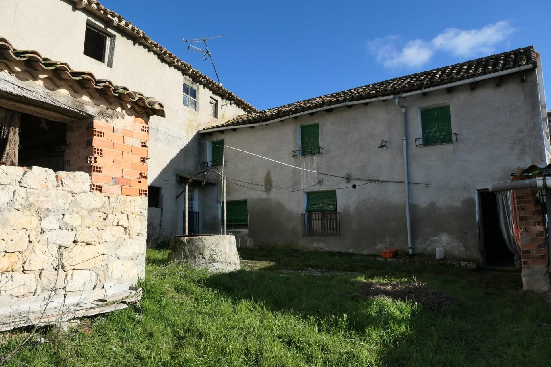 Exterior view of House or chalet for sale in Villalba de los Alcores  with Heating and Storage room