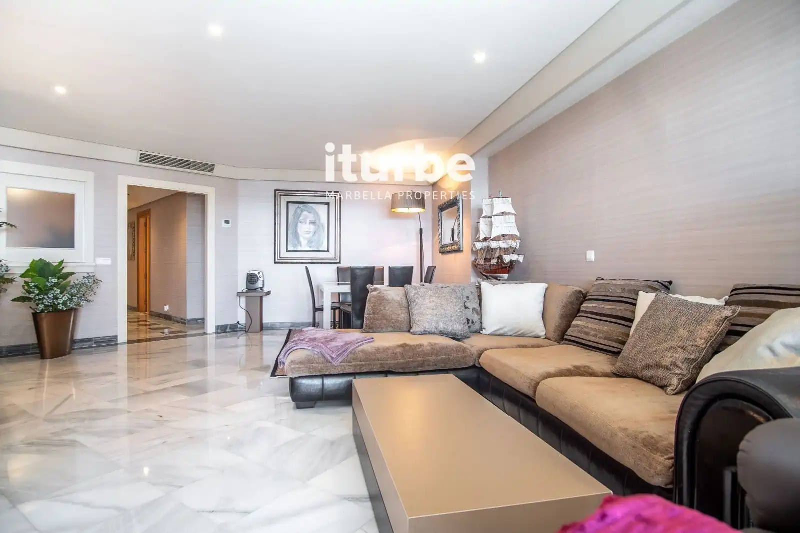 Living room of Flat for rent in Marbella  with Air Conditioner, Terrace and Swimming Pool