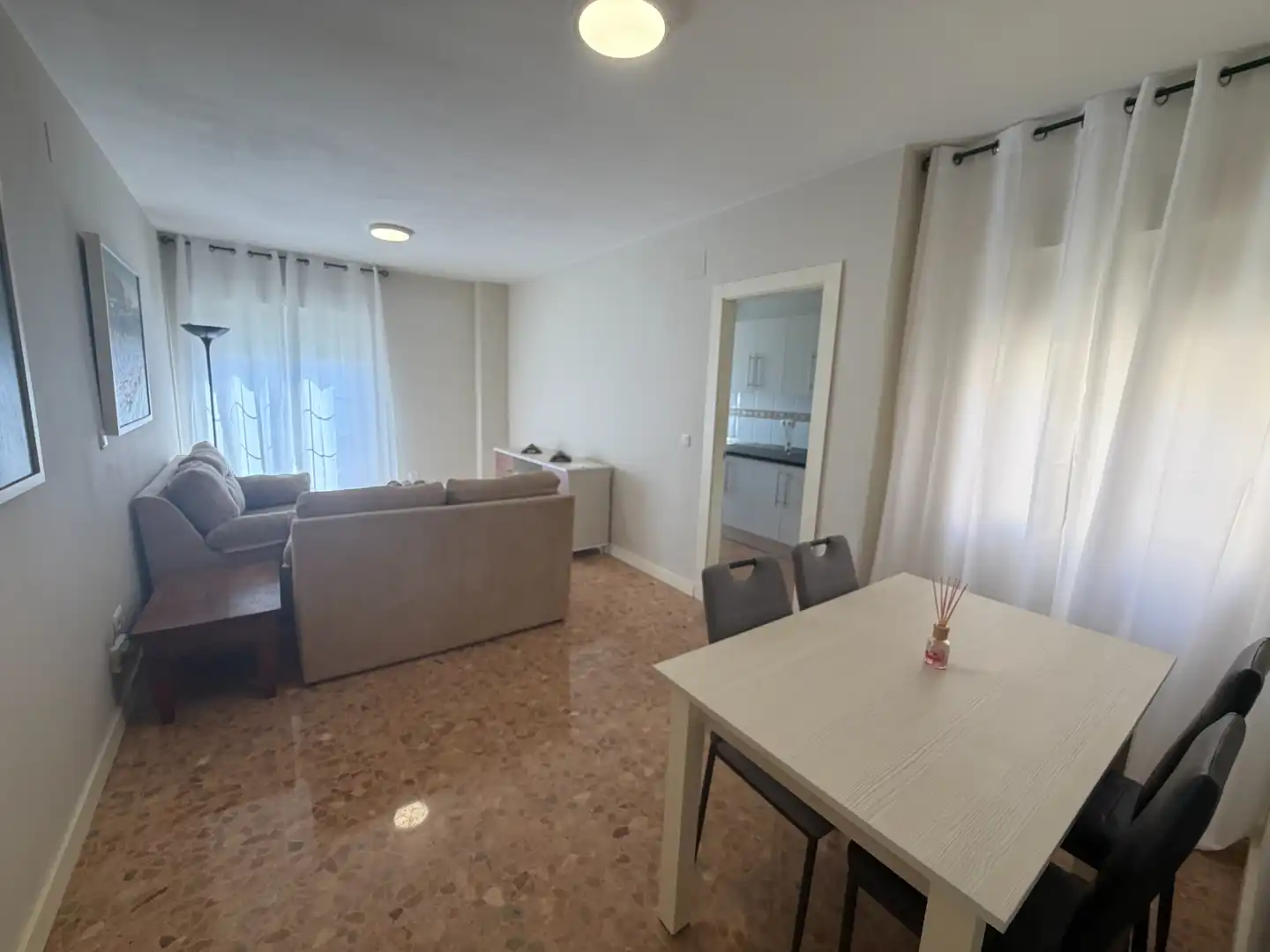 Menjador de Apartament de lloguer en Cúllar Vega amb Moblat, Rentadora i Microones