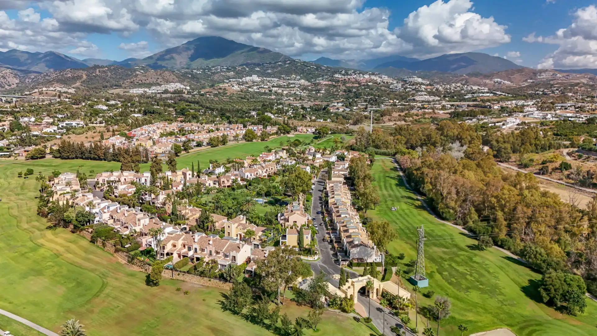 Vista exterior de Casa o chalet en venta en Marbella con Terraza y Piscina comunitaria